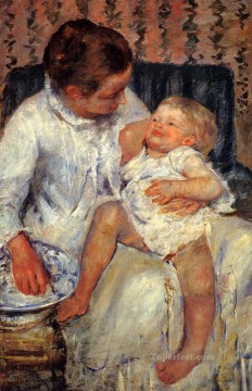 メアリー・カサット Painting - 眠い子供を洗おうとする母親 母親の子供たち メアリー・カサット